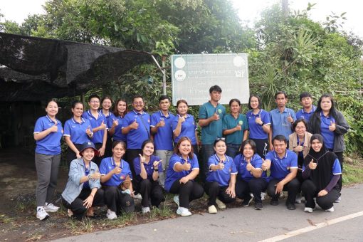 ผู้บริหาร คณาจารย์ และบุคลากร พร้อมด้วยตัวแทนชุมชนศูนย์บ่มเพาะรุ่นใหม่ถ่ายภาพร่วมกัน