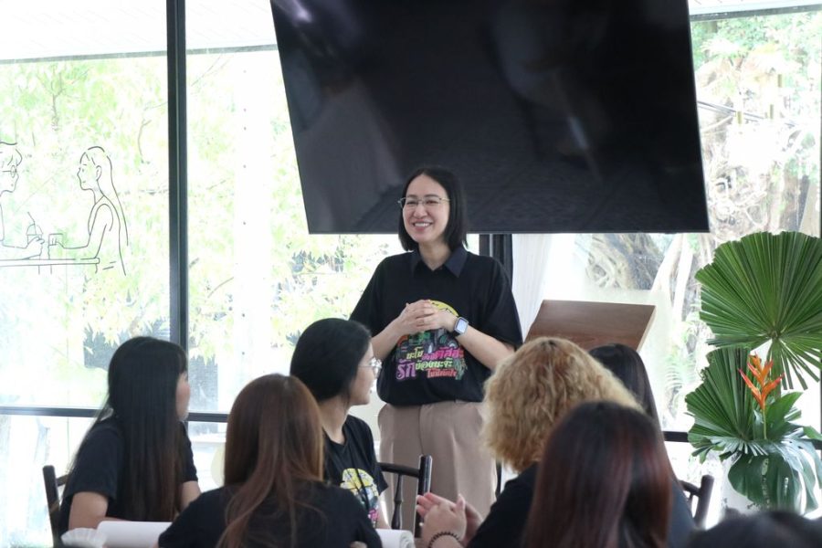 คณบดีคณะเทคโนโลยีการเกษตรให้คำแนะนำกับนักศึกษาในการทำกิจกรรมต่างๆของคณะ