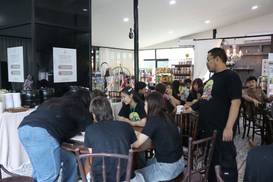 เจ้าหน้าที่ฝ่ายพัฒนานักศึกษาให้คำแนะนำกับผู้เข้าร่วมโครงการเกี่ยวกับการทำงานเป็นทีม