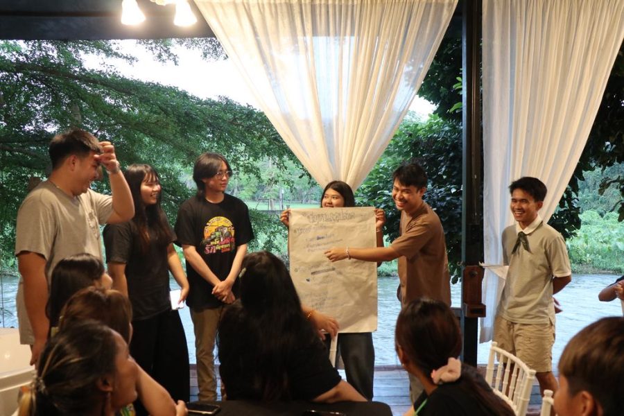 วิทยากรอธิบายเกี่ยวกับการนำเสนอโครงการและการแก้ไขปัญหาต่างๆที่จะเกิดขึ้นในการจัดกิจกรรม