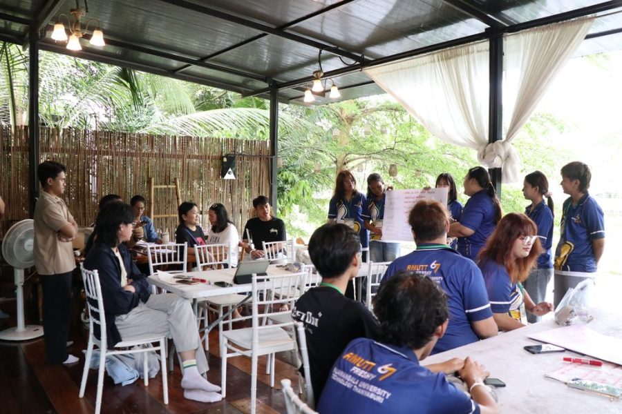 ผู้เข้าร่วมโครงการนำเสนองานแก่วิทยากรและอาจารย์ฝ่ายพัฒนานักศึกษา พร้อมทั้งรับฟังข้อเสนอแนะ