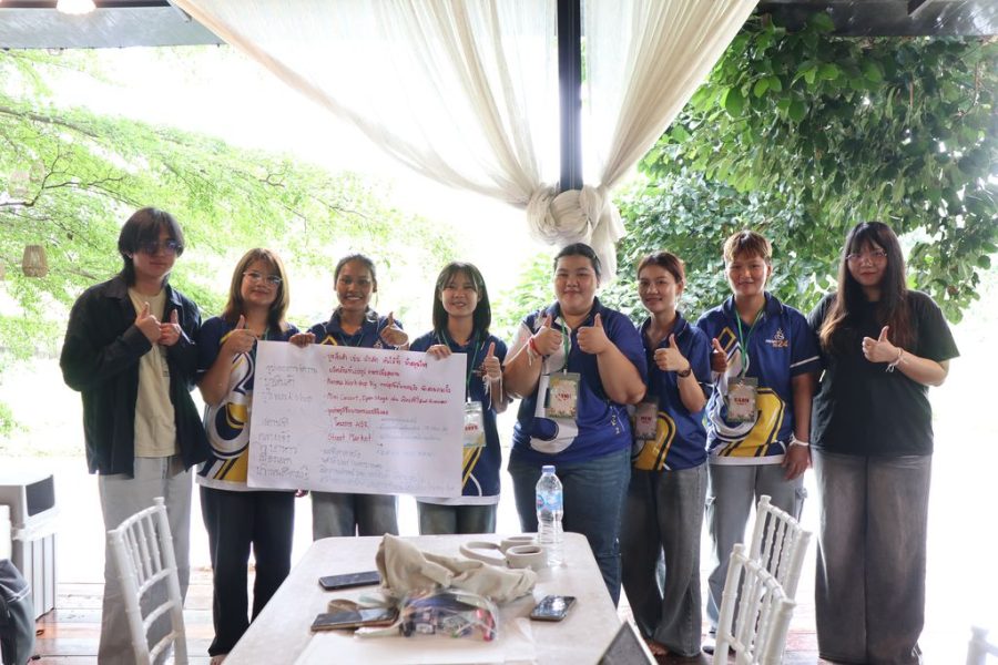 ผูัเข้าร่วมโครงการนำเสนอผลงานพร้อมถ่ายภาพร่วมกับวิทยากร