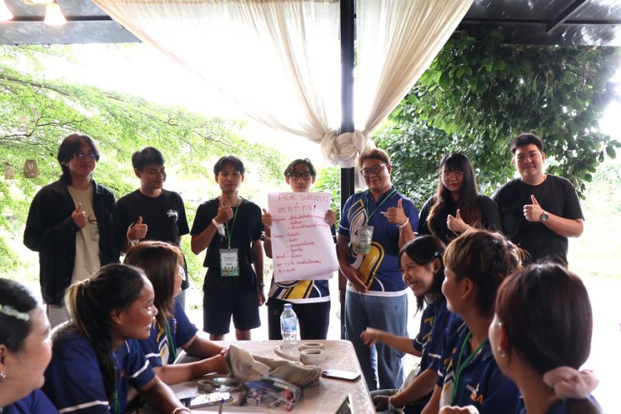 ผูัเข้าร่วมโครงการนำเสนอผลงานพร้อมถ่ายภาพร่วมกับวิทยากร