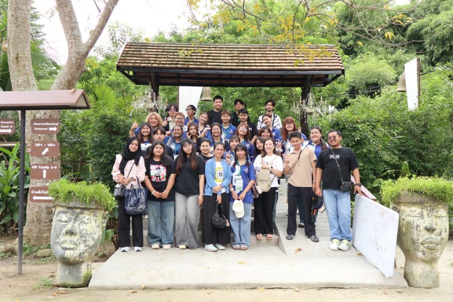 ผู้เข้าร่วมโครงการถ่ายภาพร่วมกัน
