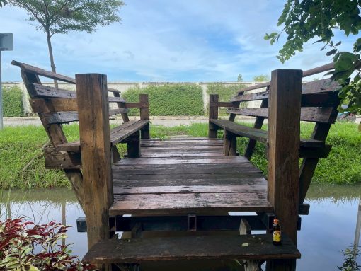 ที่นั่งพักผ่อนริมน้ำ