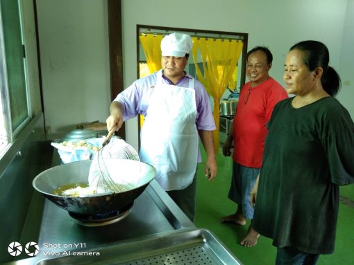 อาจารย์วิทยากรสาธิตการทำผลิตภัณฑ์ลูกชิ้นปลาดุกและปลาดุกจ๊อ