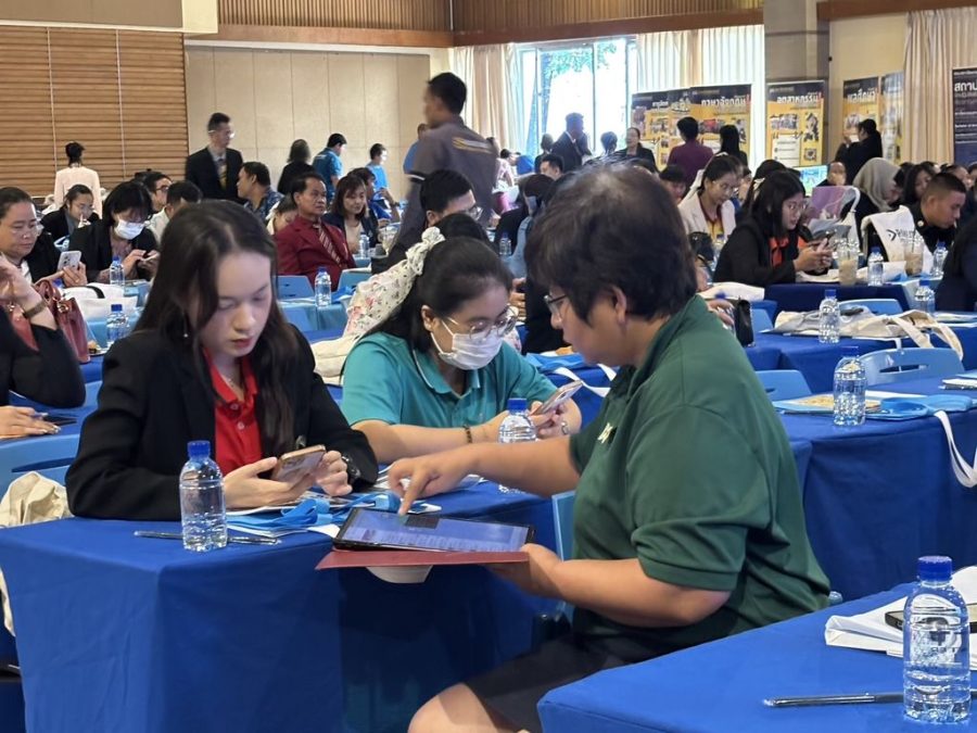 คณาจารย์คณะเทคโนโลยีการเกษตรแนะนำการเรียนการสอนของคณะให้แก่ผู้เข้าร่วมสัมมนา