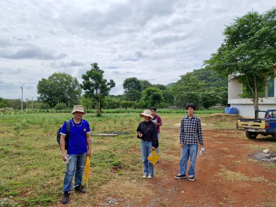เจ้าหน้าที่งานบริการวิชาการร่วมกับสาขาเทคโนโลยีภูมิทัศน์ลงสำรวจพื้นที่สวนป่า บริษัท คอสเมตริก แลบ จำกัด