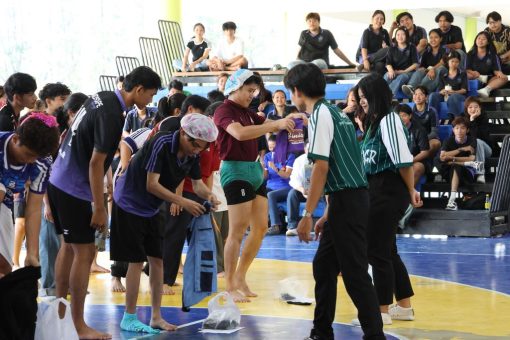 ภาพบรรยากาศการแข่งขันกีฬาพื้นบ้าน ประเภทแต่งกายโดยไม่ใช้มือ