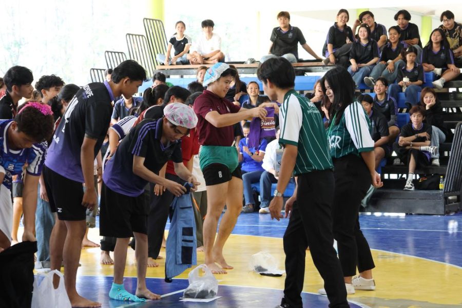 ภาพบรรยากาศการแข่งขันกีฬาพื้นบ้าน ประเภทแต่งกายโดยไม่ใช้มือ