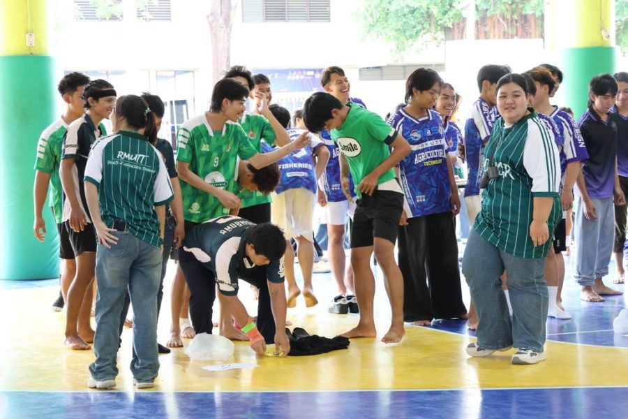 ภาพบรรยากาศการแข่งขันกีฬาพื้นบ้าน ประเภทแต่งกายโดยไม่ใช้มือ