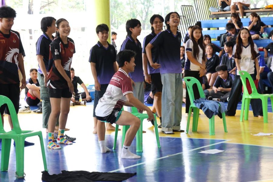 ภาพบรรยากาศการแข่งขันกีฬาพื้นบ้าน ประเภทแต่งกายโดยไม่ใช้มือ