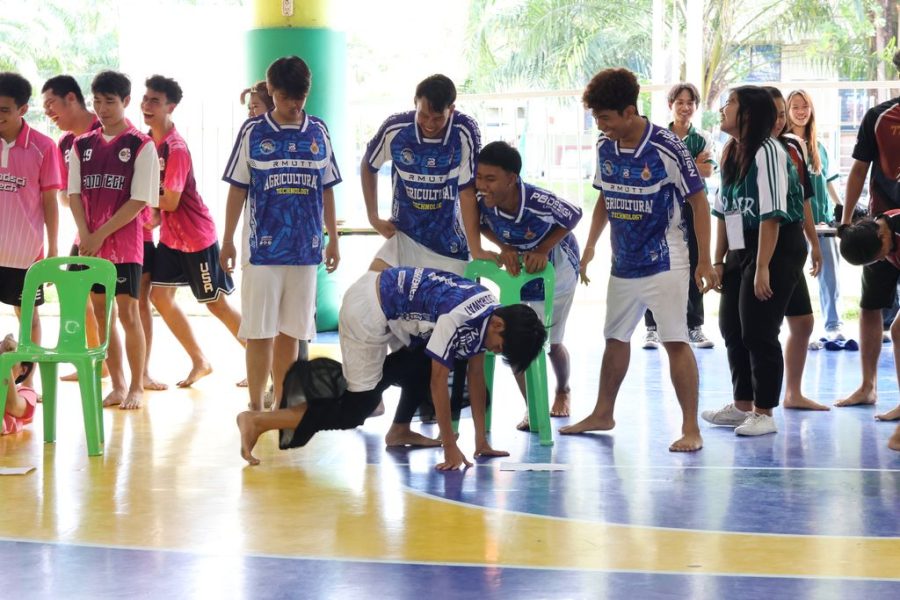 ภาพบรรยากาศการแข่งขันกีฬาพื้นบ้าน ประเภทแต่งกายโดยไม่ใช้มือ