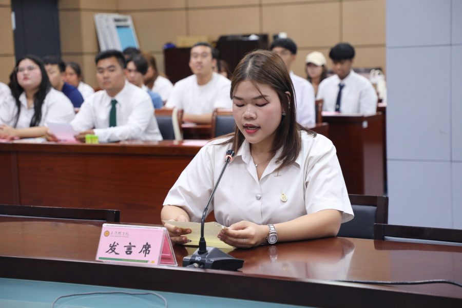 ตัวแทนนักศึกษาทุนกล่าวแสดงความรู้สึกที่ได้มาฝึกประสบการร์ที่ต่างประเทศ