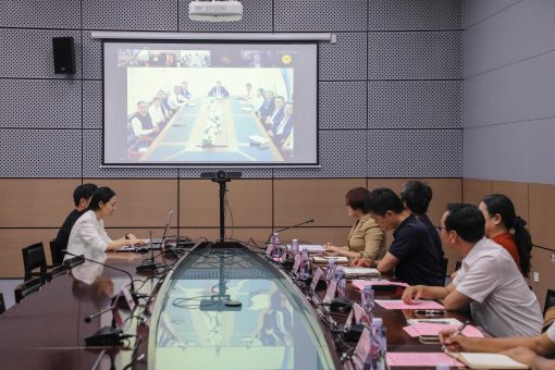 บรรยากาศการปฐมนิเทศ โดยมีการพูดคุยทางออนไลน์จากตัวแทนผู้บริหาร และคณาจารย์จากทั้ง 2 ประเทศ