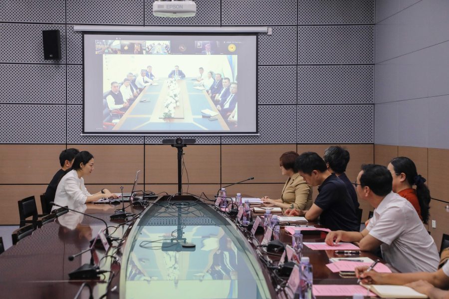บรรยากาศการปฐมนิเทศ โดยมีการพูดคุยทางออนไลน์จากตัวแทนผู้บริหาร และคณาจารย์จากทั้ง 2 ประเทศ