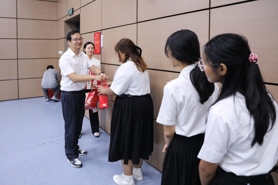 คณาจารย์มอบของที่ระลึกเพื่อต้อนรับนักศึกษา