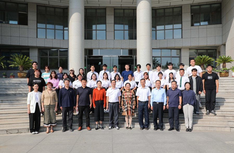 นักศึกษาและคณาจารย์ถ่ายภาพร่วมกัน