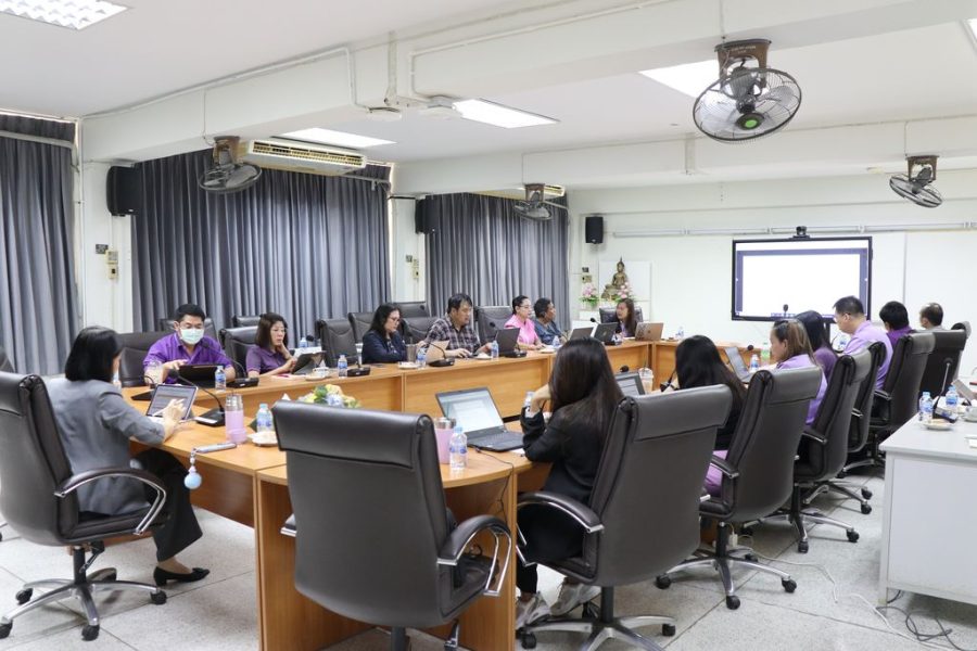 คณะกรรมการบริหารคณะเข้าร่วมประชุมอย่างพร้อมเพียง
