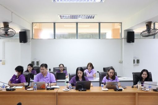 คณะกรรมการบริหารคณะเข้าร่วมประชุมอย่างพร้อมเพียง