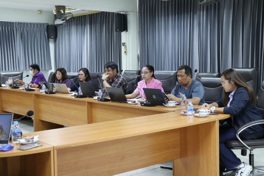 คณะกรรมการบริหารคณะเข้าร่วมประชุมอย่างพร้อมเพียง