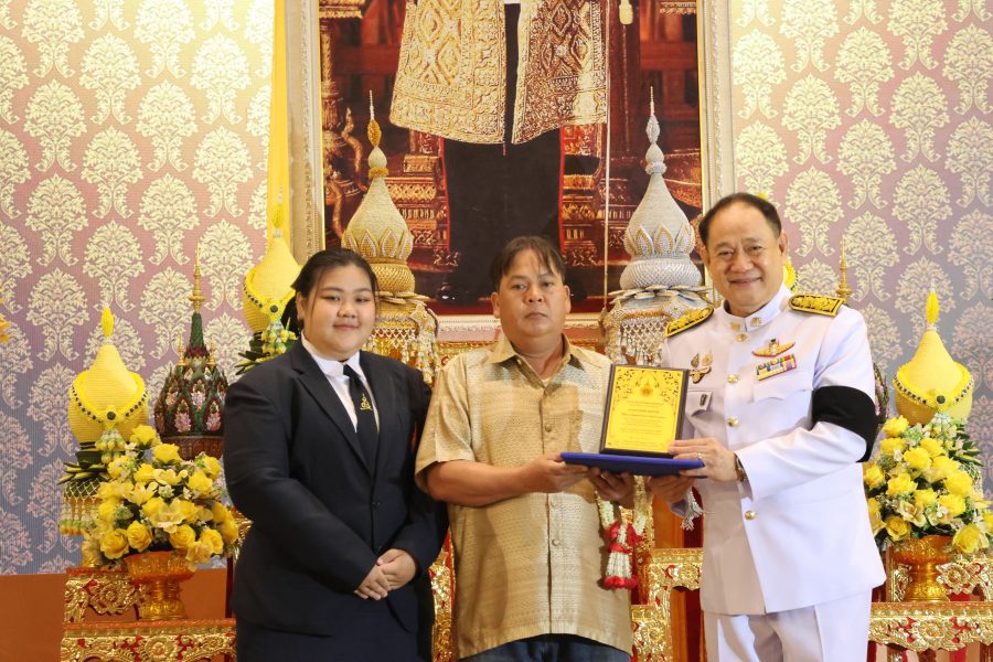พิธีเจริญพระพุทธมนต์ ตักบาตรข้าวสารอาหารแห้ง และมอบรางวัลพ่อตัวอย่าง ประจำปี 2568