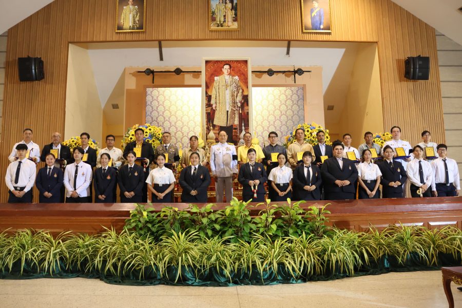 พิธีเจริญพระพุทธมนต์ ตักบาตรข้าวสารอาหารแห้ง และมอบรางวัลพ่อตัวอย่าง ประจำปี 2568