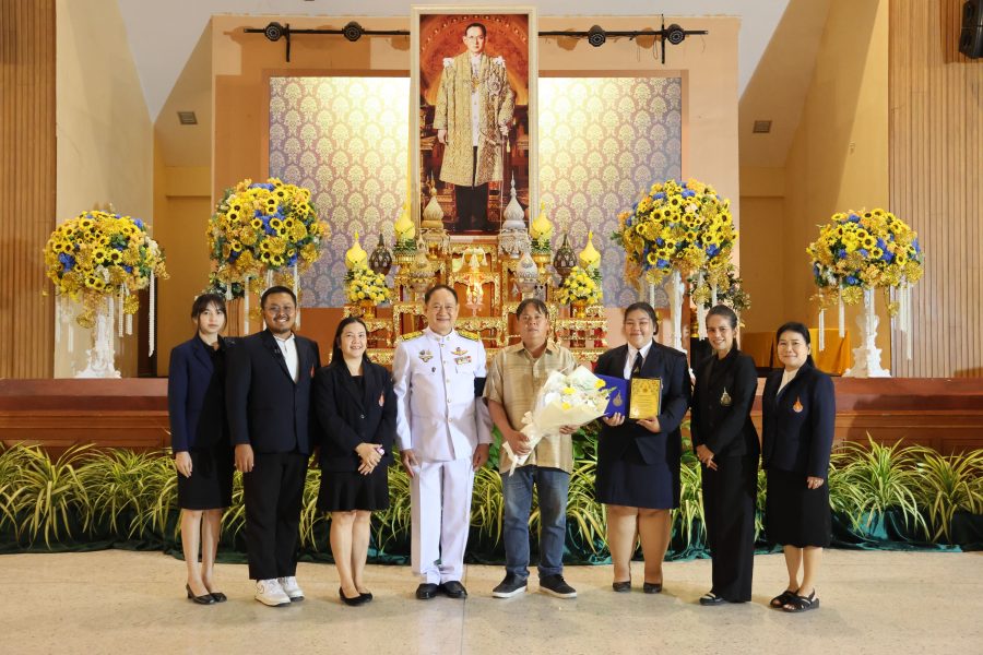 พิธีเจริญพระพุทธมนต์ ตักบาตรข้าวสารอาหารแห้ง และมอบรางวัลพ่อตัวอย่าง ประจำปี 2568
