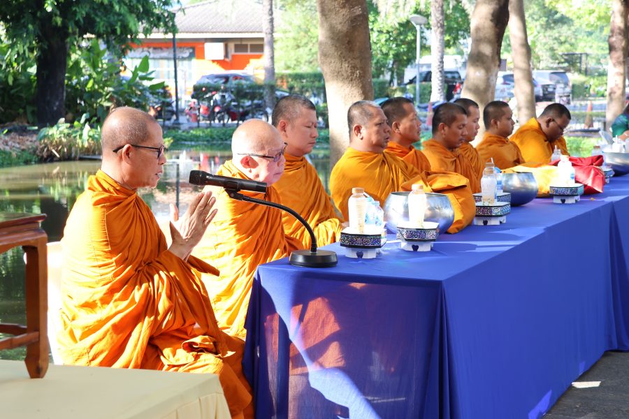 คณะเทคโนโลยีการเกษตร มทร.ธัญบุรี จัดกิจกรรมทำบุญตักบาตรข้าวสารอาหารแห้ง ต้อนรับปีใหม่ 2569