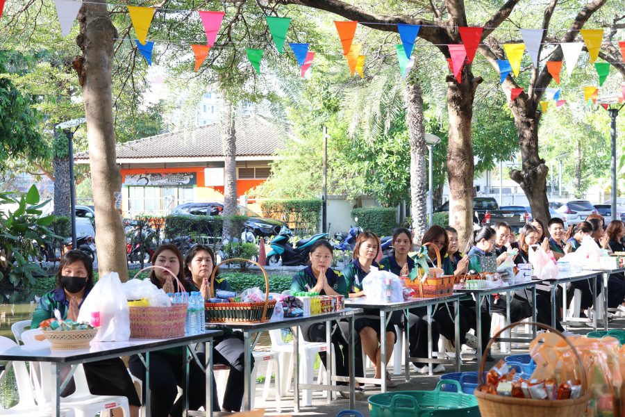 คณะเทคโนโลยีการเกษตร มทร.ธัญบุรี จัดกิจกรรมทำบุญตักบาตรข้าวสารอาหารแห้ง ต้อนรับปีใหม่ 2569