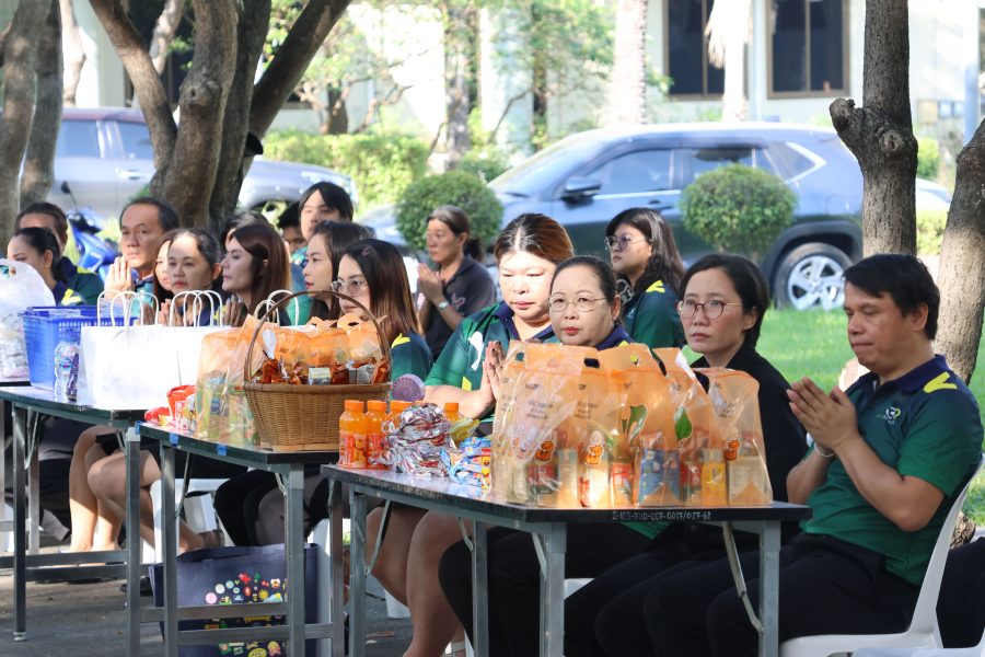 คณะเทคโนโลยีการเกษตร มทร.ธัญบุรี จัดกิจกรรมทำบุญตักบาตรข้าวสารอาหารแห้ง ต้อนรับปีใหม่ 2569