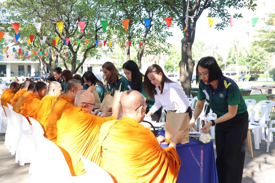 คณะเทคโนโลยีการเกษตร มทร.ธัญบุรี จัดกิจกรรมทำบุญตักบาตรข้าวสารอาหารแห้ง ต้อนรับปีใหม่ 2569