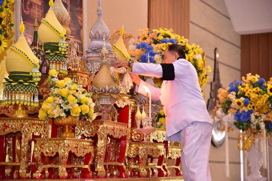 พิธีเจริญพระพุทธมนต์ ตักบาตรข้าวสารอาหารแห้ง และมอบรางวัลพ่อตัวอย่าง ประจำปี 2568