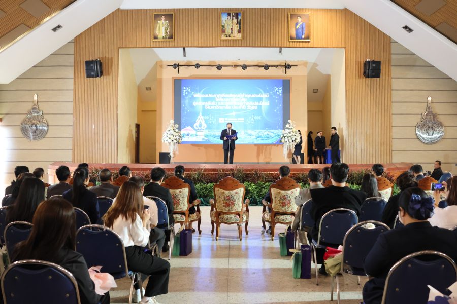 ผู้บริหารและบุคลากร คณะเทคโนโลยีการเกษตร มทร.ธัญบุรี ร่วมแสดงความยินดีกับ นายจิตรกัณฐ์ วรรณประเสริฐ ศิษย์เก่าคณะฯ ผู้ได้รับคัดเลือกเป็นผู้ทำคุณประโยชน์ให้กับมหาวิทยาลัย ประจำปี 2568